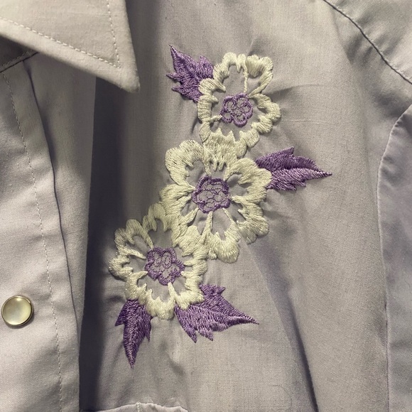 Vintage lavender floral embroidered button-up - Picture 2 of 2